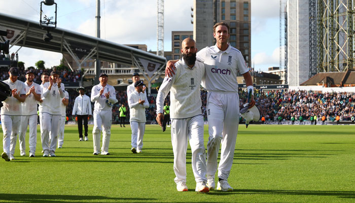 Englands Stuart Broad and Moeen Ali are applauded off the field by their teammates after winning the Test and drawing the Ashes series at The Oval, London, Britain. — Reuters