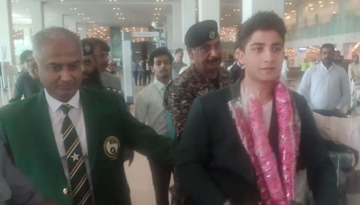 Hamza was received by Air Vice Marshal Kazim Hammad. — Twitter/@paksquash