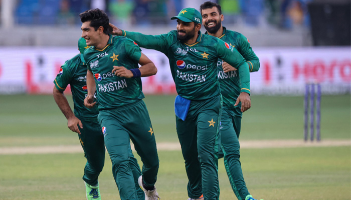 Pakistans Naseem Shah (L) celebrates with teammates after bowling out Sri Lanka´s Kusal Mendis (not pictured) during the Asia Cup Twenty20 international cricket final match between Pakistan and Sri Lanka at the Dubai International Cricket Stadium in Dubai on September 11, 2022. — AFP