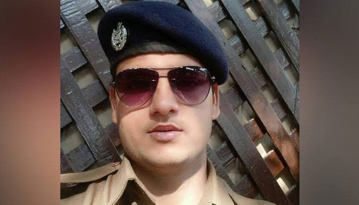 Railway Protection Force (RPF) constable Chetan Singh. — Twitter/_sayema