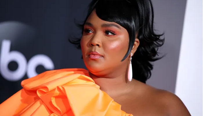 LIZZO arrives at the American Music Awards 2019 - YouTube
