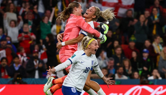 TOPSHOT - England´s players celebrate their victory after a penalty shoot-out during the Australia and New Zealand 2023 Women´s World Cup round of 16 football match between England and Nigeria at Brisbane Stadium in Brisbane on August 7, 2023.—AFP