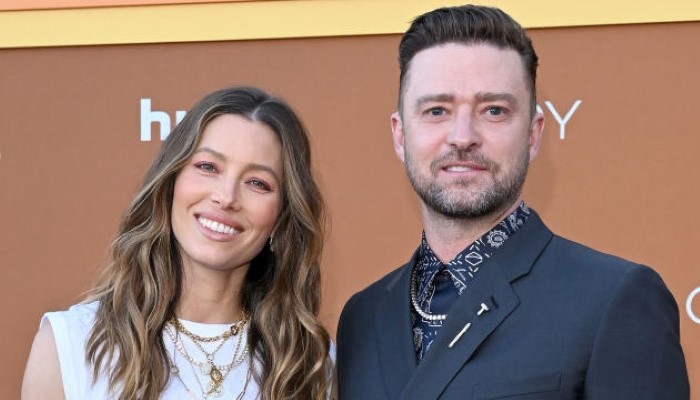 Justin Timberlake surprises Jessica Biel during Pilates ab session