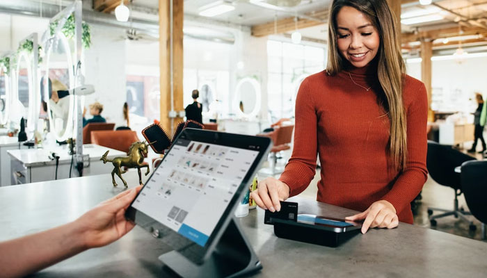 Cash payments offer surprising benefits despite cashless trend, Stanford research shows. Unsplash.
