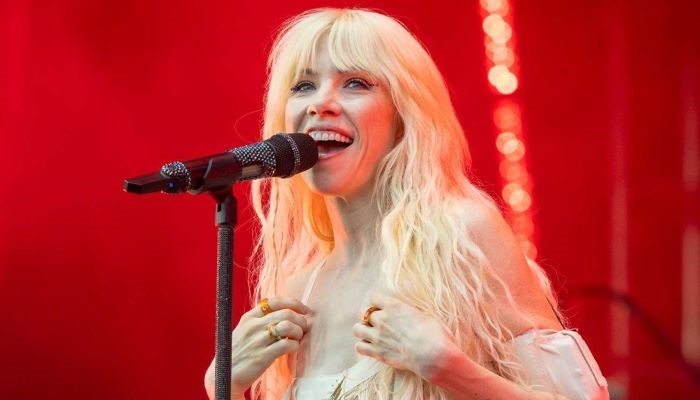 Carly Rae Jepsen takes charge with impromptu performances after storm disrupts concert