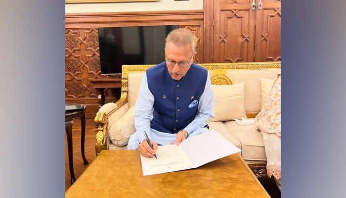 President Dr Arif Alvi is signing the summary for the dissolution of the National Assembly on August 10, 2023. — Twitter/PresidentofPakistan