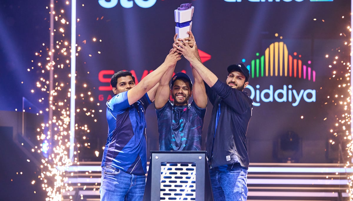 Imran Khan (left), Arslan Ash and Atif Butt raise their winning trophy after claiming victory during theGamers8 tournament in Saudi Arabia. — Twitter/ArslanAsh95