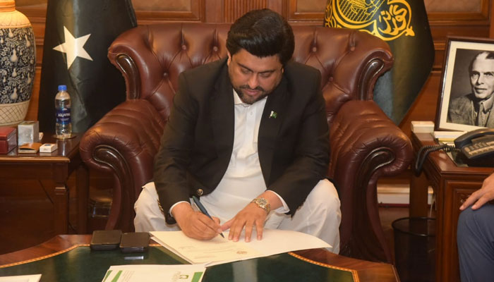 Sindh Governor Kamran Tessori signing the summary moved by CM Murad Ali Shah for the dissolution of the provincial assembly at his office in Karachi. — Twitter/@KamranTessoriPk
