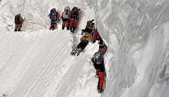 Mountaineers are walking over the lying Porter — Instagram / @Lakpa_mountaineering