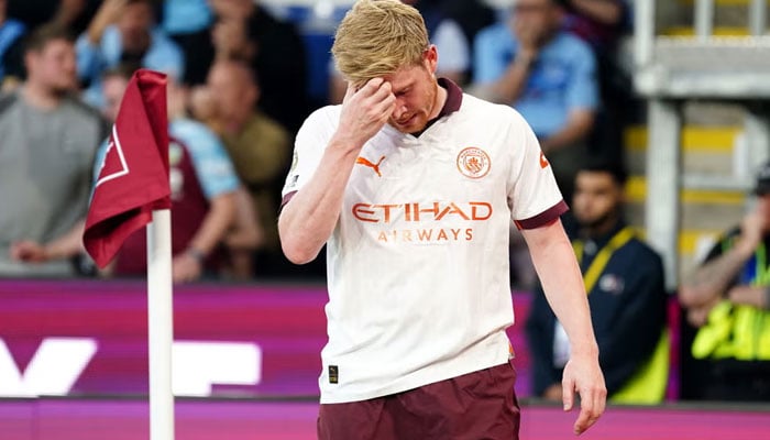 Kevin De Bruyne was forced off with an injury against Burnley.—Twitter/File