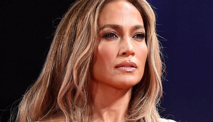 Jennifer Lopez dodges disaster with daring wardrobe choice