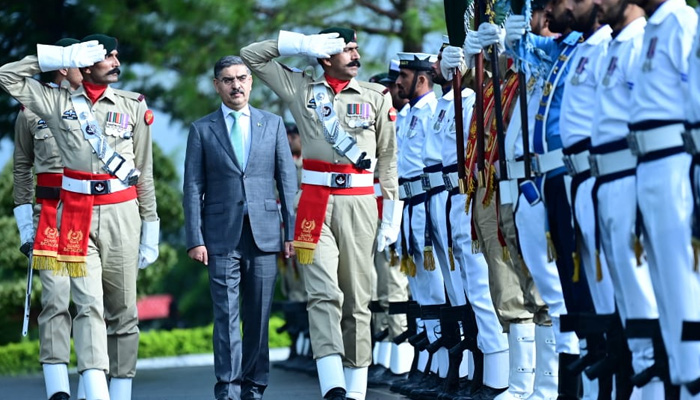 PM Anwaar-ul-Haq Kakar receiving guard of honour at Prime Minister House. — Twitter/@PakPMO