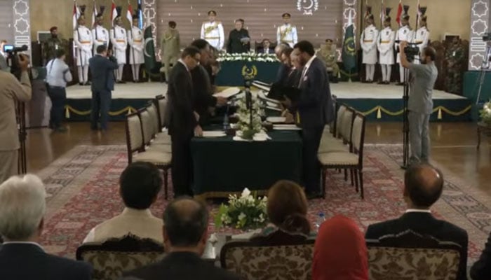President Dr Arif Alvi administers oath to members of newly-appointed caretaker federal ministers on August 17, 2023. — YouTube/PTV