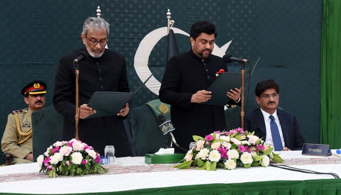 Governor Kamran Tessori administer oath to Interim Chief Minister Justice (R) Maqbool Baqar as outgoing CM Murad Ali Shah witnesses the ceremony held at Governor House. — Twitter/SindhCMHouse