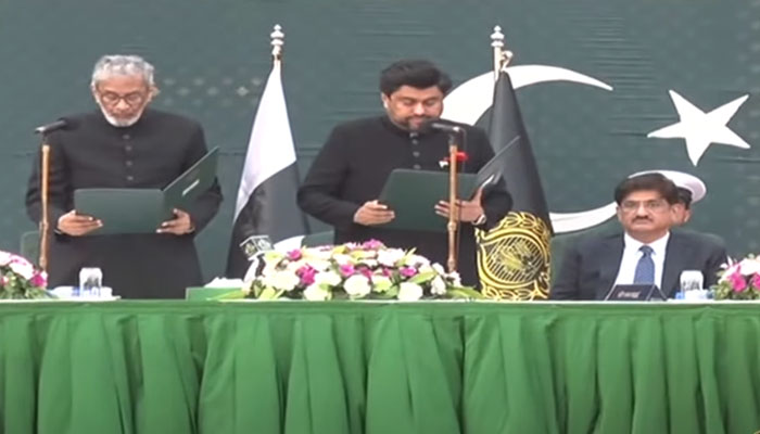 Sindh Governor Kamran Tessori administering oath to Caretaker Chief Minister Justice (retd) Maqbool Baqar. — Screengrab/YouTube/PTV