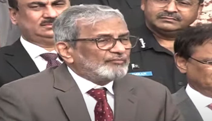 Sindh caretaker Chief Minister Justice (retd) Maqbool Baqar interacts with journalists on August 18, 2023. — YouTube/Geo News