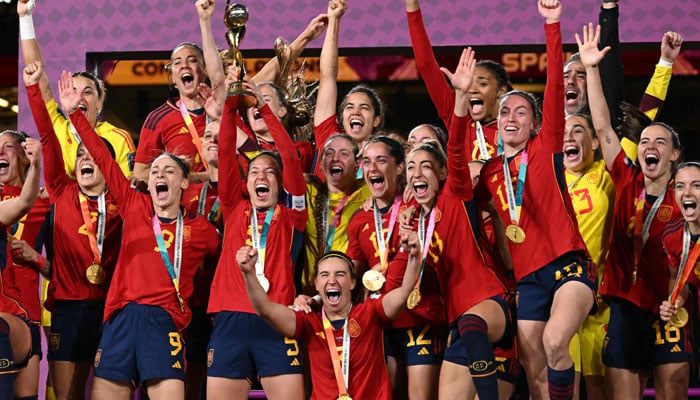 TOPSHOT - Spain´s players celebrate with the trophy after winning the Australia and New Zealand 2023 Women´s World Cup final football match between Spain and England at Stadium Australia in Sydney on August 20, 2023.—AFP