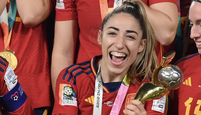 Spain´s defender Olga Carmona celebrates with the trophy along with teammates after winning the Australia and New Zealand 2023 Women´s World Cup final football match between Spain and England at Stadium Australia in Sydney on August 20, 2023. — X/@7olgacarmona