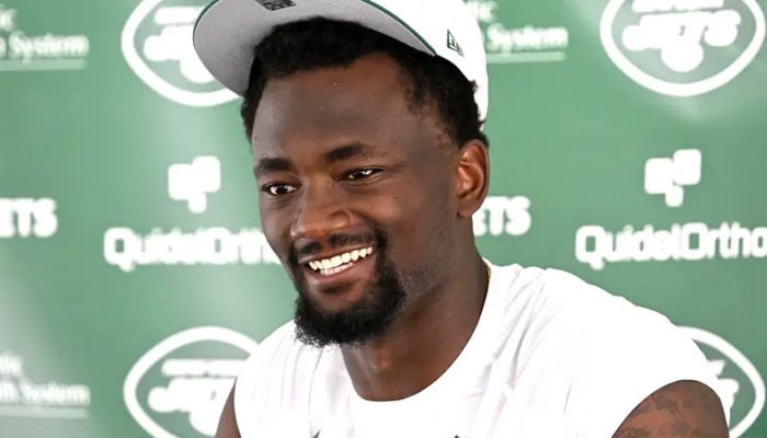 New York Jets wide receiver Corey Davis, who had been absent from team activities, revealed on Wednesday that he is taking a step back from football. nypost.com