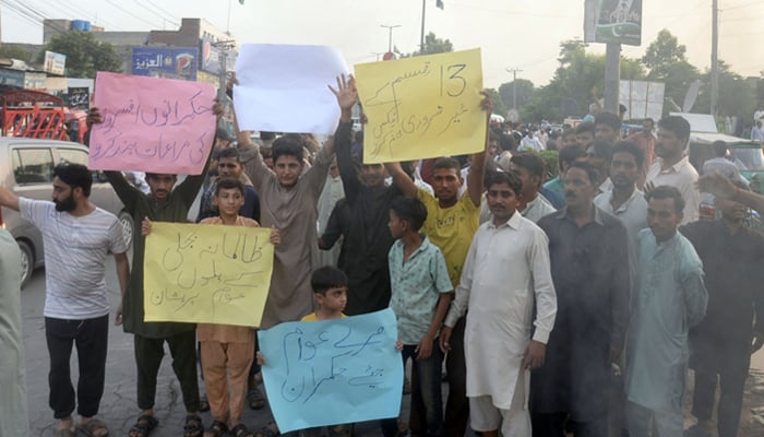 People protest against inflated power bill in Faisalabad on August 25, 2023. — ONLINE