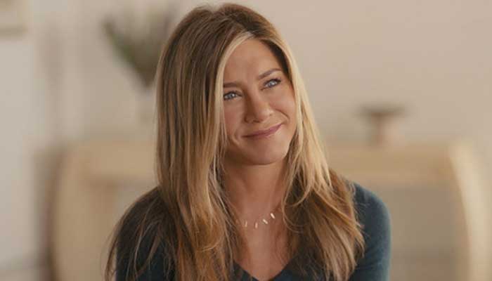 Jennifer Aniston receives flowers from Aam Sandler on Mothers Day
