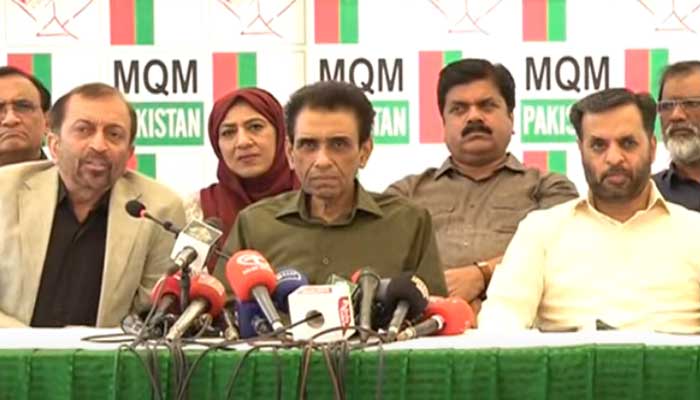 MQM-P Convener Dr Khalid Maqbool Siddiqui (Centre) is addressing the media in this still taken from a video on August 27, 2023. — YouTube/GeoNews