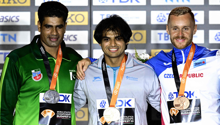 Gold medalist, Indias Neeraj Chopra (C), silver medalist, Pakistans Arshad Nadeem (L) and bronze medalist Czech Republics Jakub Vadlejch (R) celebrate during the podium ceremony for the mens javelin throw during the World Athletics Championships in Budapest on August 27, 2023. —AFP