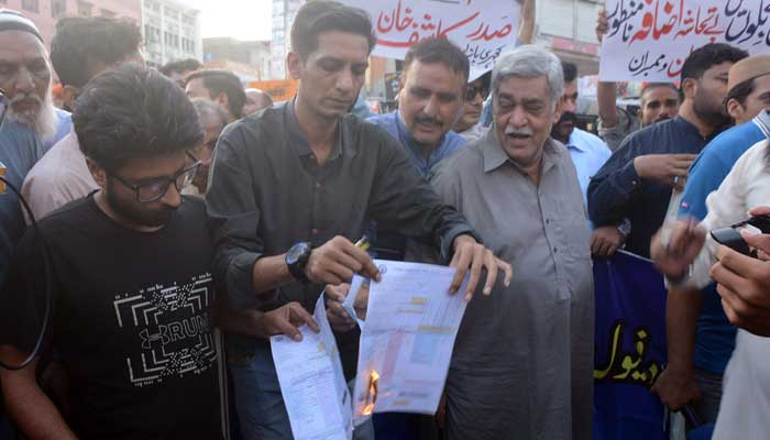 Protesters burn electricity bills in Faisalabad to demand the government to reduce tariffs on August 27, 2023. — INP