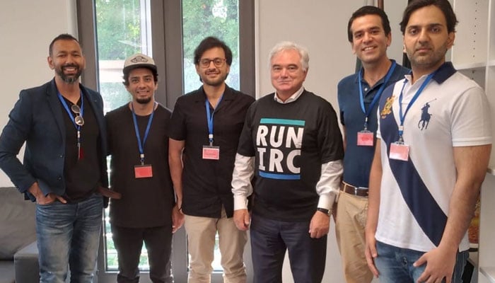 German Ambassador to Pakistan Alfred Grannas (third from right) poses for a photo along with local runners, who will participate in the upcoming Berlin Marathon. — German embassy