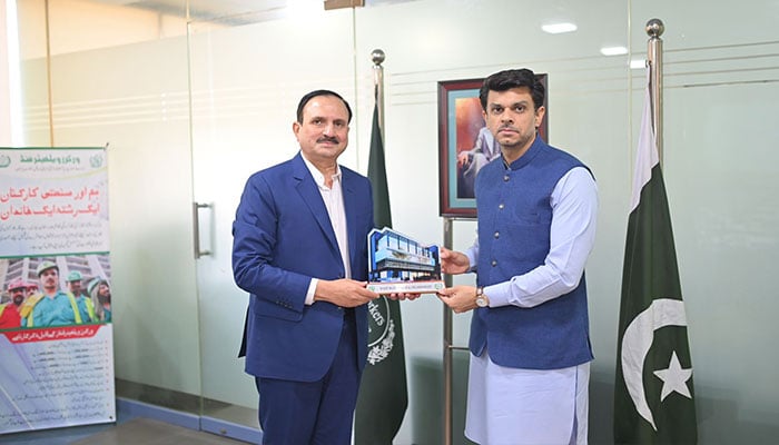 SAPM on Overseas and Human Resource Development Jawad Sohrab Malik (right) receives mementoes from WWF Secretary Zulfiqar Ahmad. — By reporter