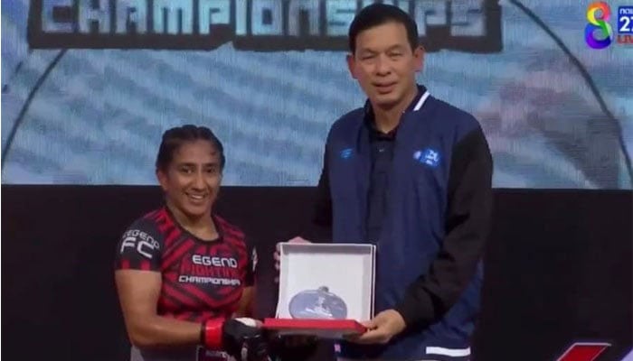Anita Karim receives an award after her fight — Screengrab