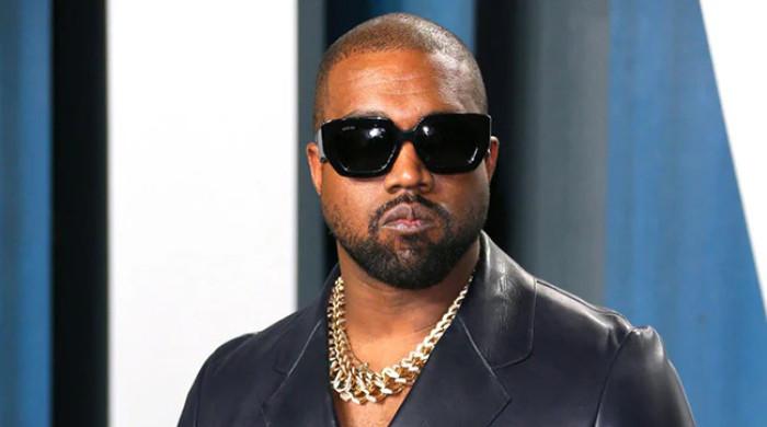 Kanye West reaparece en la actuación de Friend después de la controversia en Italia