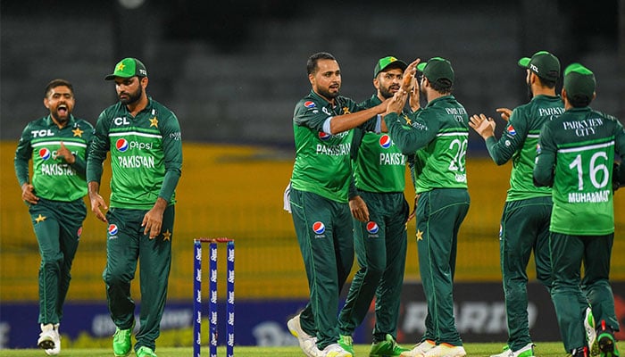 Pakistan´s Faheem Ashraf (3L) celebrates with teammates after the dismissal of Afghanistan´s Rahmanullah Gurbaz (not pictured) during the third and final one-day international (ODI) cricket match between Pakistan and Afghanistan at the R. Premadasa Stadium in Colombo on August 26, 2023.