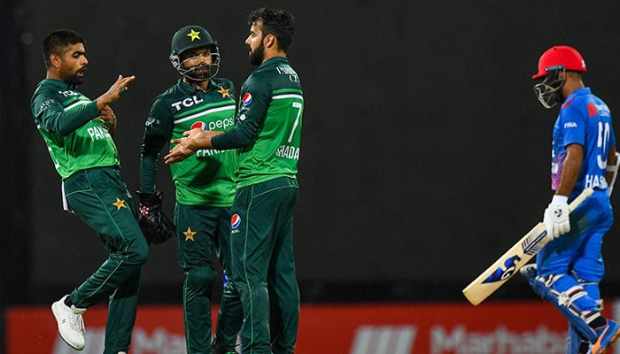 Pakistans captain Babar Azam (L) celebrates with teammates after the dismissal of Afghanistan´s Hashmatullah Shahidi (R) during the third and final one-day international (ODI) cricket match between Pakistan and Afghanistan at the R. Premadasa Stadium in Colombo on August 26, 2023. — AFP