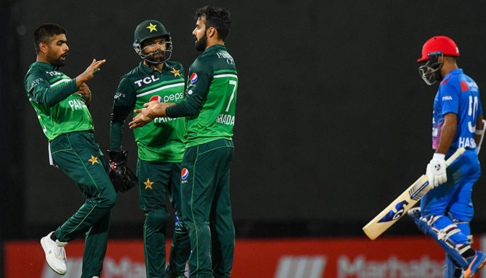 Pakistans captain Babar Azam (L) celebrates with teammates after the dismissal of Afghanistan´s Hashmatullah Shahidi (R) during the third and final one-day international (ODI) cricket match between Pakistan and Afghanistan at the R. Premadasa Stadium in Colombo on August 26, 2023. — AFP