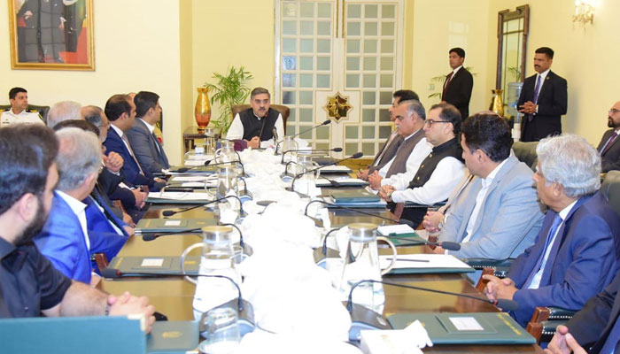 Caretaker Prime Minister Anwaarul Haq Kakar meets a delegation of the Islamabad Chamber of Commerce and Industry at the Prime Minister House on Thursday. — PID