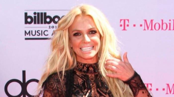 Britney Spears baila en medio de percance de vestuario en México