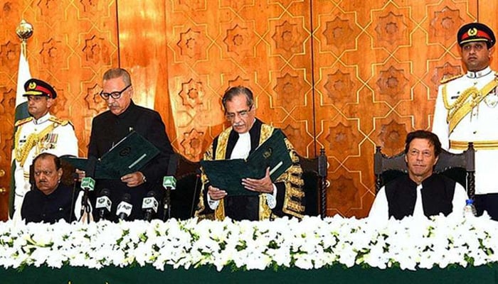 Dr Arif Alvi takes oath as president from then-chief justice of Pakistan Mian Saqib Nisar. — APP