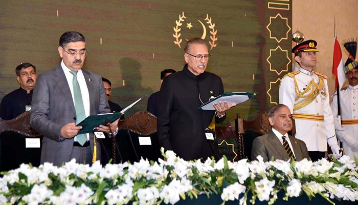 President, Dr Arif Alvi administrating the oath of office to Anwar-ul-Haq Kakar as the Caretaker Prime Minister of Pakistan during oath taking ceremony held at Aiwan-e-Sadr in Islamabad on Monday, August 14, 2023. — PPI