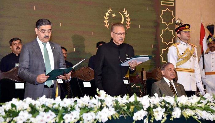 President, Dr Arif Alvi administrating the oath of office to Anwar-ul-Haq Kakar as the Caretaker Prime Minister during the oath-taking ceremony held at Aiwan-e-Sadr in Islamabad on Monday, August 14, 2023. — PPI