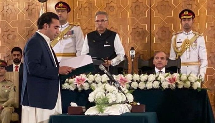 President Dr Arif Alvi administered the oath to PPP Chairperson Bilawal Bhutto Zardari as the federal minister for foreign affairs on April 27, 2022. — Twitter