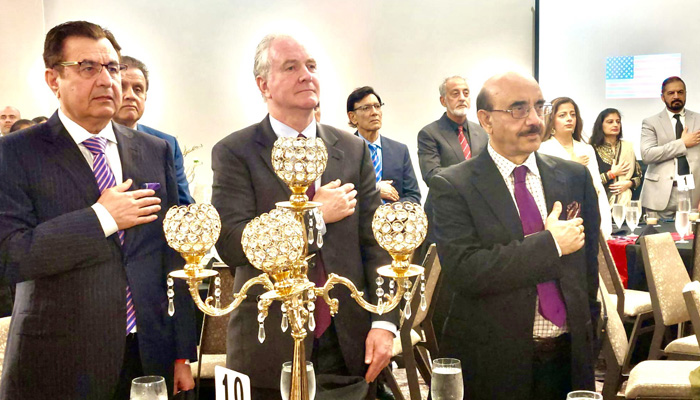 US Senator Chris Van Hollen (centre) stands beside Pakistans Ambassador to the US Masood Khan (right) during the annual meeting and gala dinner of the DMV chapter of the Association of Pakistani Physicians of North America on September 9, 2023. — Twitter/@PakinUSA