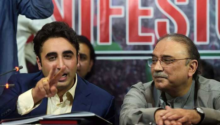 Pakistan Peoples Party (PPP) Chairman Bilawal Bhutto-Zardari (left) and Co-chairman PPP Asif Ali Zardari. — AFP/File