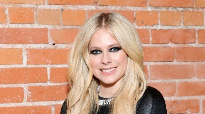 Avril Lavigne channels punkrock vibes with graphic tee at runway show afterparty: Pic - Vimarsana News