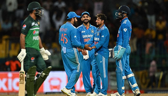 Indias Kuldeep Yadav (2R) celebrates with teammates after taking the wicket of Pakistan´s Fakhar Zaman (L) during the Asia Cup 2023 super four one-day international (ODI) cricket match between India and Pakistan at the R. Premadasa Stadium in Colombo on September 11, 2023. — AFP