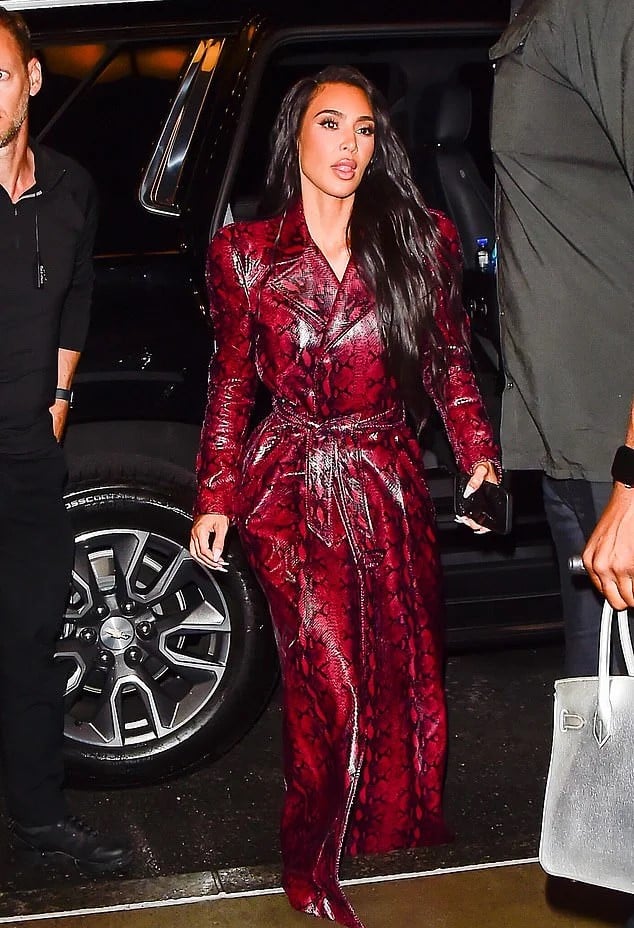 Kim Kardashian drops jaws in sizzling trench coat while out for dinner ...