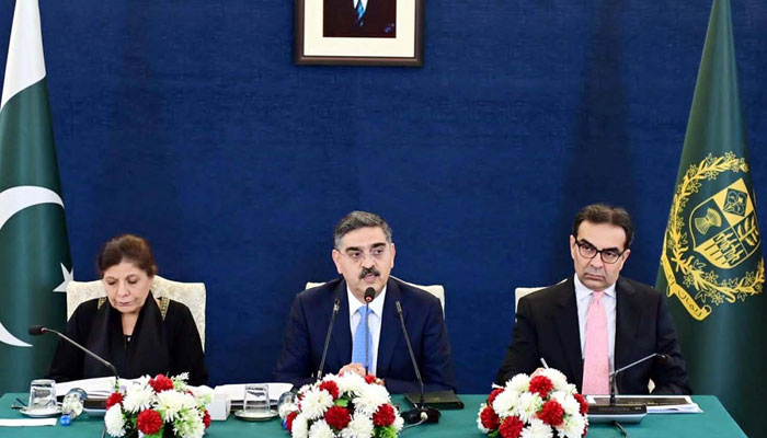 Caretaker Prime Minister Anwaar-ul-Haq Kakar (centre) talking to anchors and journalists in a meeting at the Prime Ministers House on August 31, 2023. — APP