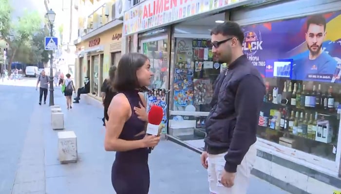 This screengrab taken from a video released on September 12, 2023, shows journalist Isa Balado on live television confronting the man after assault while she was busy covering a robbery incident in Madrid, Spain. — X/@EnBocaDe_Todos