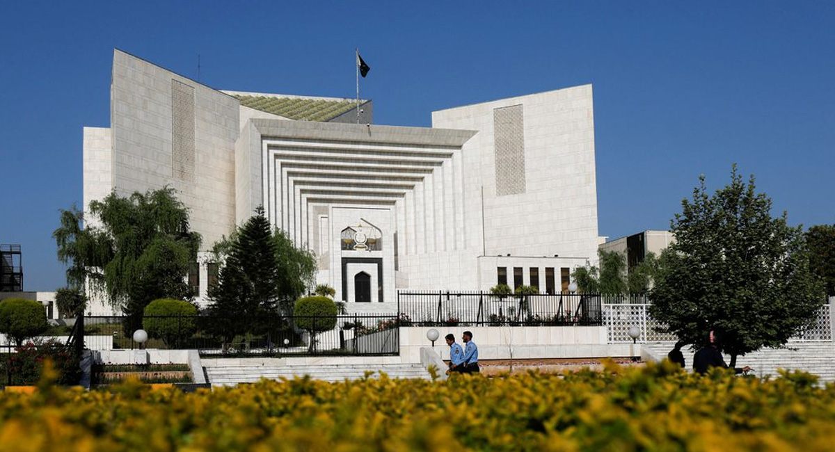 Police officers walk past the Supreme Court of Pakistan building, in Islamabad, Pakistan April 6, 2022. — Reuters