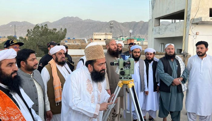 Chairman Central Ruet-e-Hilal Committee, Maulana Abdul Khabir Azad, sighting the Muharram moon, on the rooftop of Deputy Commissioners office, Quetta, September 26, 2022. — X/@MORAisbOfficial